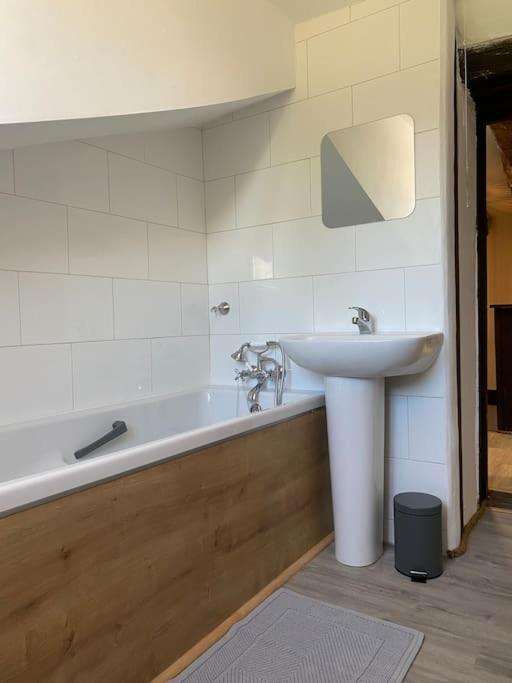 Spacious 1 Bed Home With Shared Pool Champagnac-la-Rivière 外观 照片