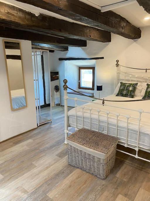 Spacious 1 Bed Home With Shared Pool Champagnac-la-Rivière 外观 照片